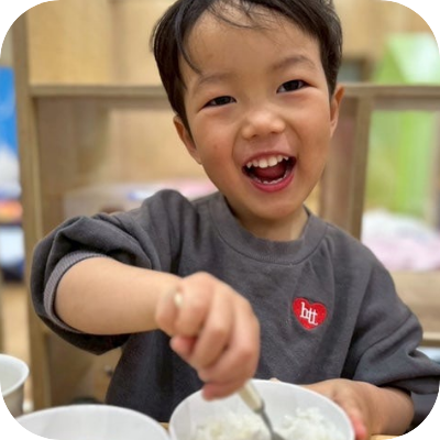 ほかほか給食:栄養満点、味自慢！“食べたいな”がわき出す手作り昼食 みんなでいただきまーす！