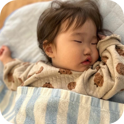 おひるね:安定した適度なお昼寝は、午後のあそびや生活のエネルギー、安全チェックのもとすやすやいい気持ち